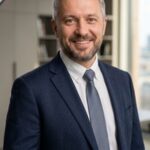 Портрет уверенного бизнесмена компании Пленка Уфа на нейтральном фоне в студийном освещении
