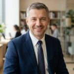 Портрет уверенного бизнесмена компании Пленка Уфа на нейтральном фоне в студийном освещении